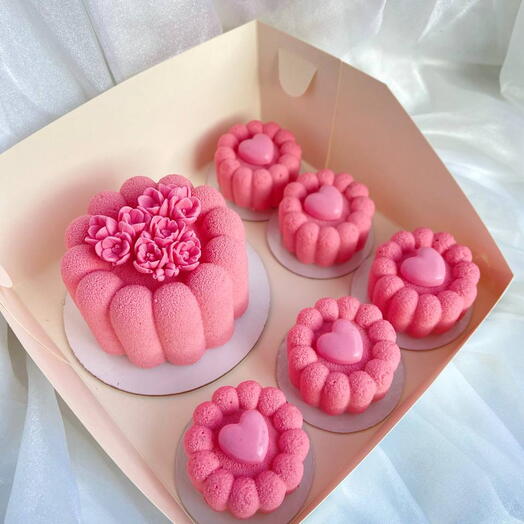 Набор бенто-торт с цветами + 5 пирожных муссовых с сердечками в прекрасный день мамы🩷