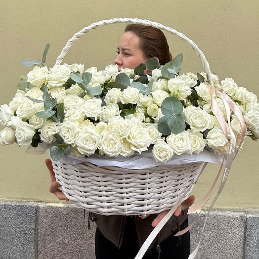 Огромная корзина с цветами кустовые проновидеые белые розыХИТ