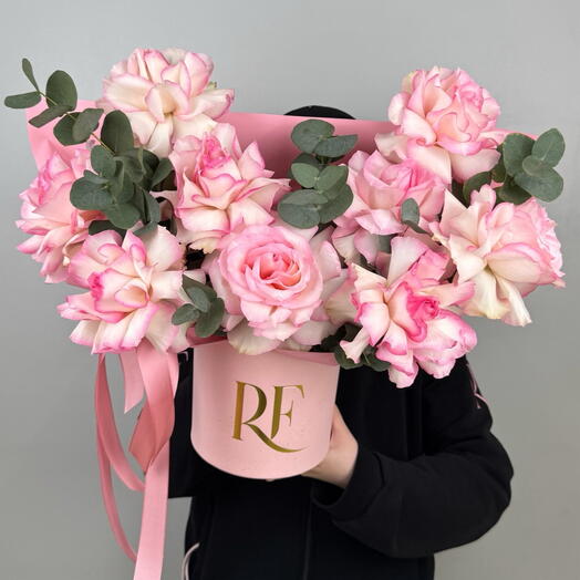 Ароматная композиция из раскрытых роз