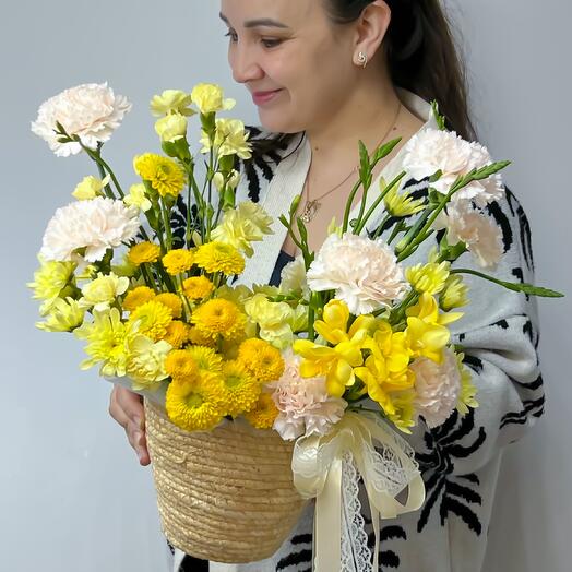 Корзина с фрезией, кружевными диантусами, кустовой хризантемой