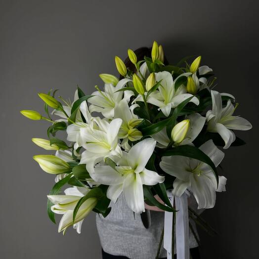 Элегантный букет белых лилий