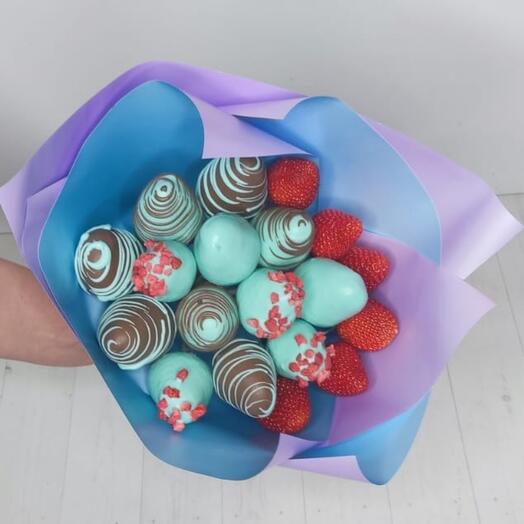 Мини букет из клубники в шоколаде ( не крупная клубника по сезону)