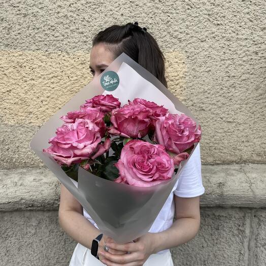 Монобукет из пионовидных роз в лаконичной упаковке