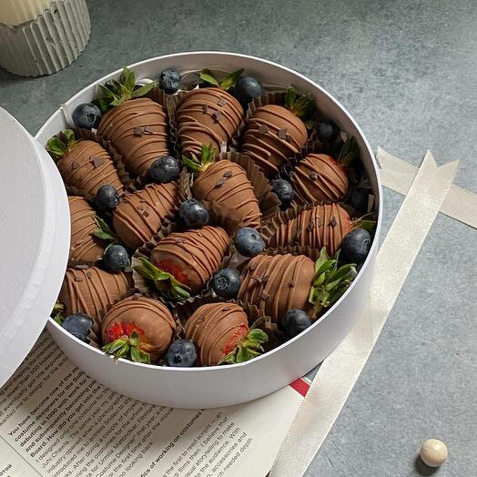 Подарочный набор клубника в шоколаде с голубикой (13-15 🍓)