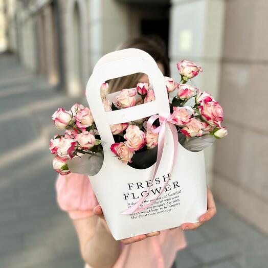 Кустовые розы в сумочке