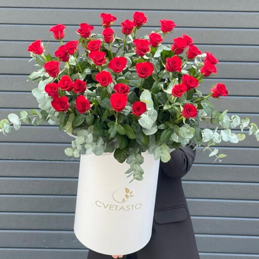 Высокие красные розы в коробке с эвкалиптом