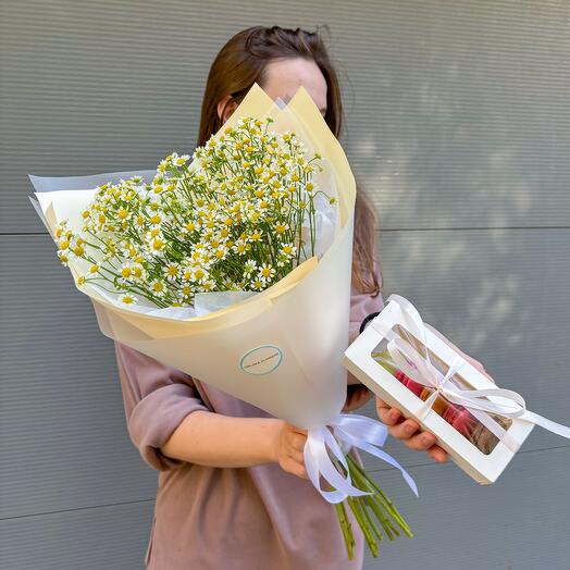 Подарочный набор с букетом матрикарии (ромашек) и пирожными макарон