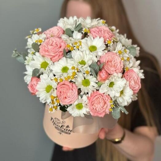 Коробочка с кустовыми розами и ромашками