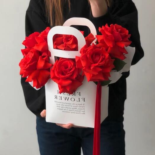 Цветы в коробке розы