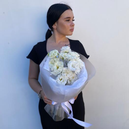 Мини букет комплимент с ажурной эустомой