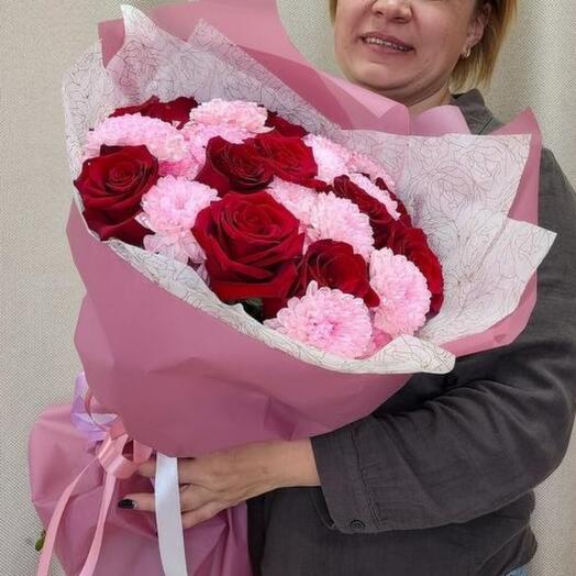 Букет хризантем розовых с розами