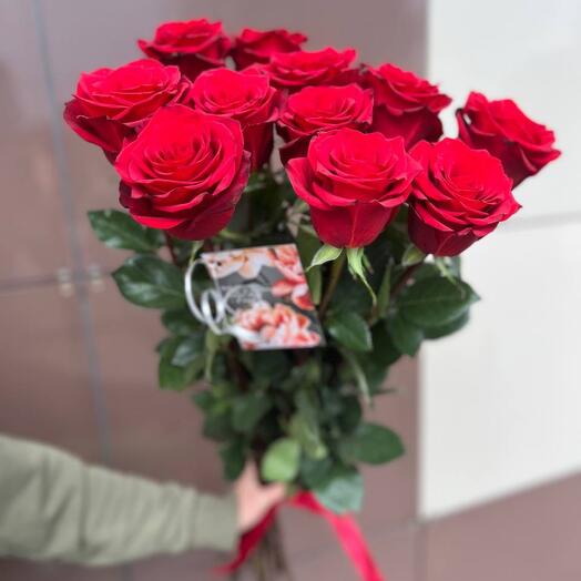 11 красных роз под ленту