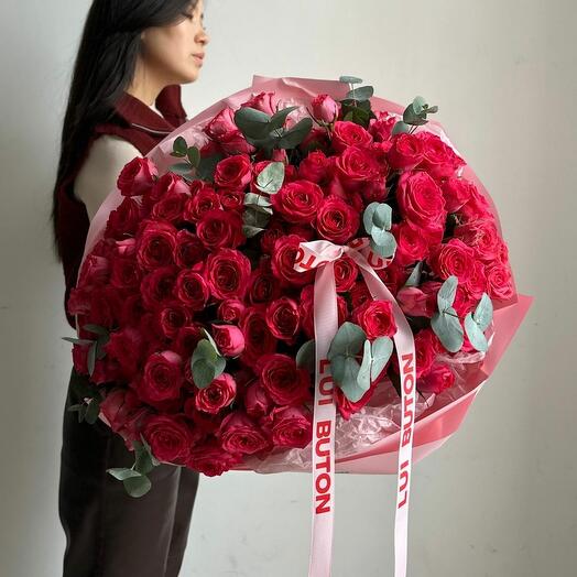 Букет "25 ярких кустовых роз с эвкалиптом"