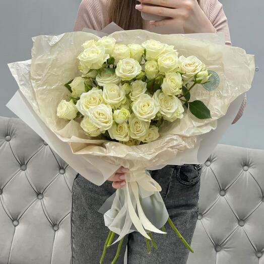 Кустовые белые розы