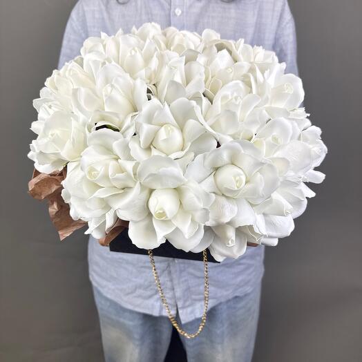 Композиция из белых мыльных роз