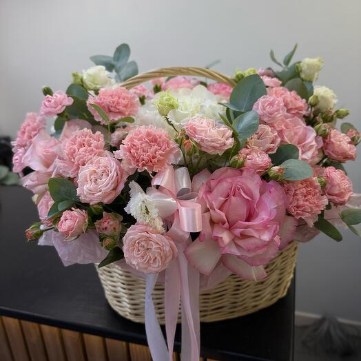 Премиум Корзина с цветами «Вместо слов» с ароматным эвкалиптом, гортензиями и кустовой пионовидной розой