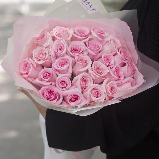 25 розовых роз