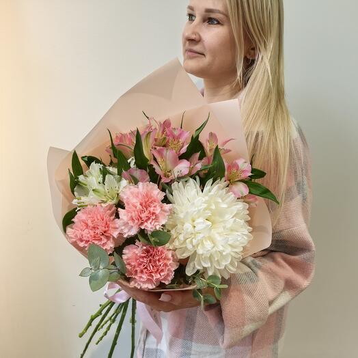 Букет с хризантемой, диантусами и альстромерией