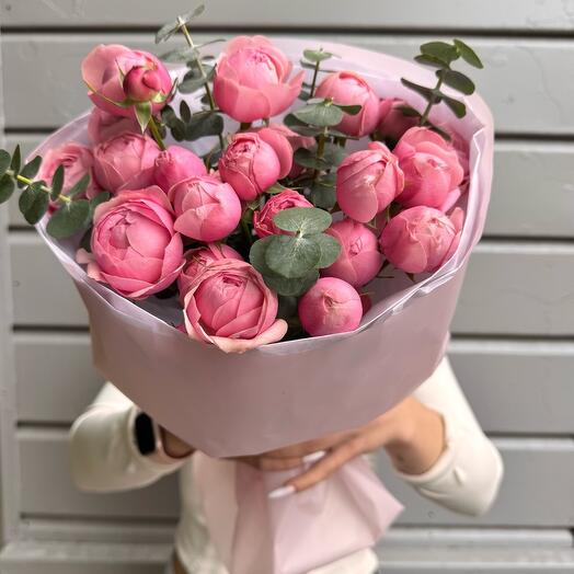 Букет пионовидных кустовых роз с эвкалиптом 💞