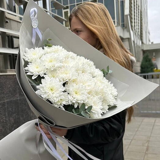 Стильный моно-букет из хризантем