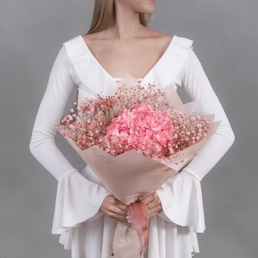 Букет из розовой гипсофилы и гортензии