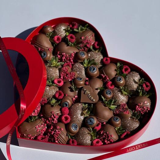 Набор Сердце "Amore" из клубники в шоколаде 28 см