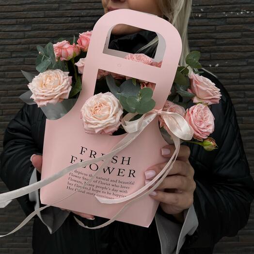 Композиция  Из кустовой розы в сумочке