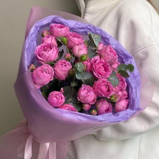 Монобукет из 5 пионовидных кустовых роз с эвкалиптом