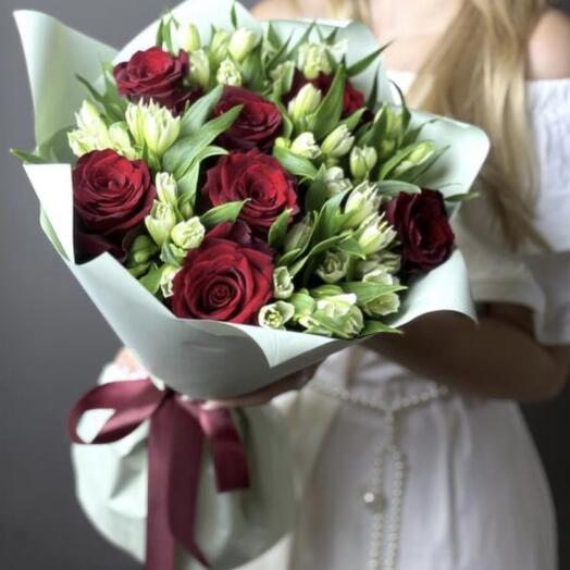 Очаровательный букет из красных роз и белой альстромерии 💐