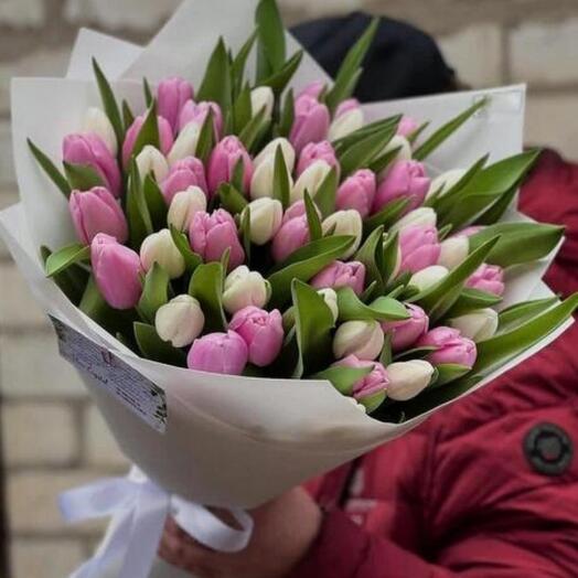 Букет из 49 белых и розовых тюльпанов