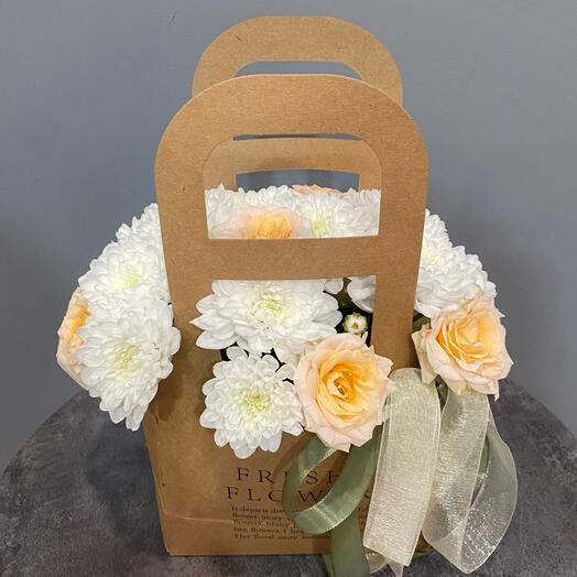 Композиция из кустовых хризантем и кустовых роз в крафтовой сумочке