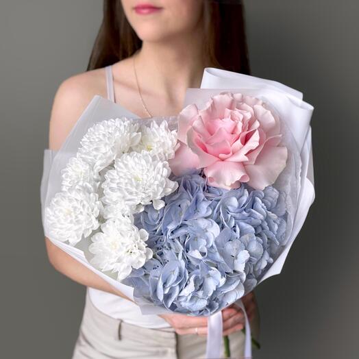 Букет французская роза, кустовая хризантема и гортензия