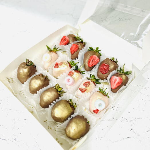 Клубника в шоколаде 15 штук ( ассорти с дубайской начинкой )