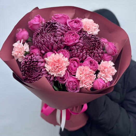 Яркий букет для любимой мамы 💕пионовидные розы , хризантемы Бигуди, диантусы