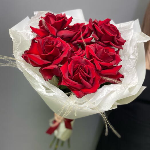 Букет из 7 красных роз с ковылем любимой девушке