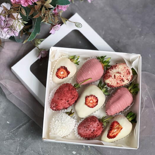 Клубника в белом и розовом шоколаде 9 шт