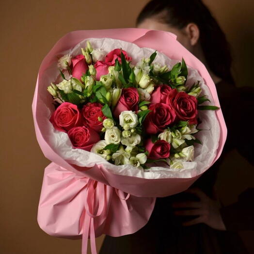 Букет из альстромерий , эустомы и розовых роз