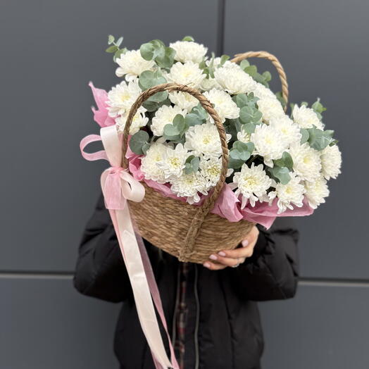 Плетенное кашпо  с белыми кустовыми хризантемами и эвкалипта