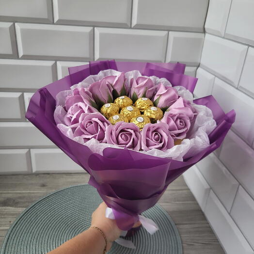 Букет из ферреро и мыльных роз