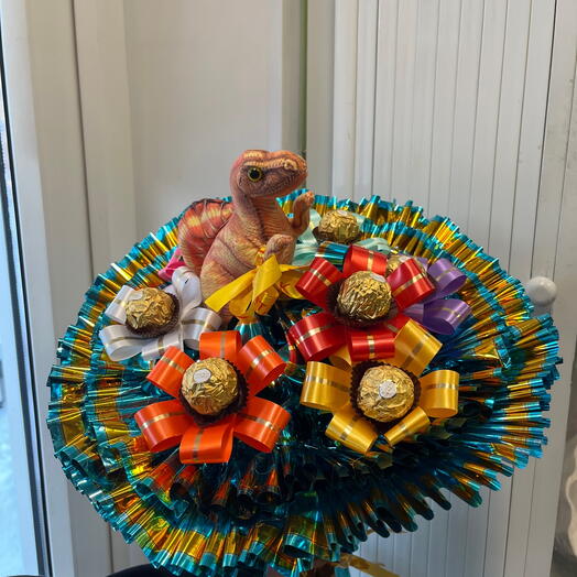 Букет динозавр с Ferrero
