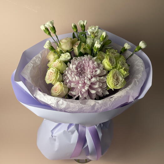 Букет с хризантемой и кустовой гвоздикой