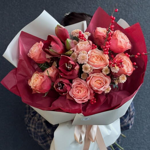 Букет с амариллисами, пионовидными розами и илексом