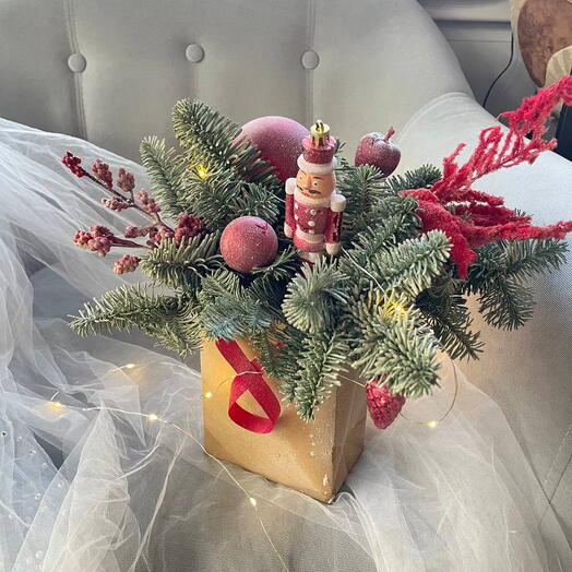 Новогодняя композиция из нобилиса с игрушками