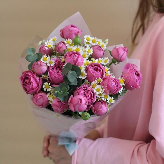 Букет из кустовой ромашки и пионовидных кустовых роз с эвкалиптом