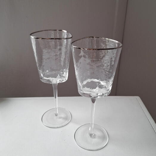 Необычные стеклянные бокалы с серебрянным кантом