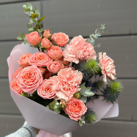 Диантусы и кустовые розы в оттенке клубничного мороженого с эрингиумом