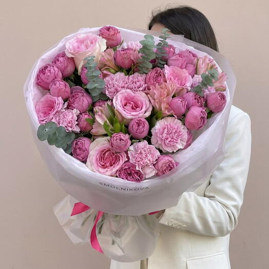 Большой розовый букет цветов 🌸, сортовые диантусы, кустовые пионовидные розы , розовые розы и эвкалипт 💕