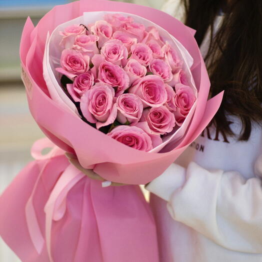 25 розовых роз 50см