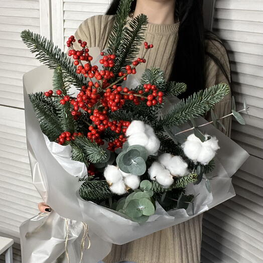 Зимний букет с живой елью, веткой илекса, хлопком и эвкалиптом