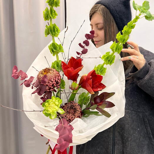 Букет «Алый импульс» в коробке: красный амариллис, хризантема Бигуди, молюцелла, роза Веджи, леукодендрон, эвкалипт